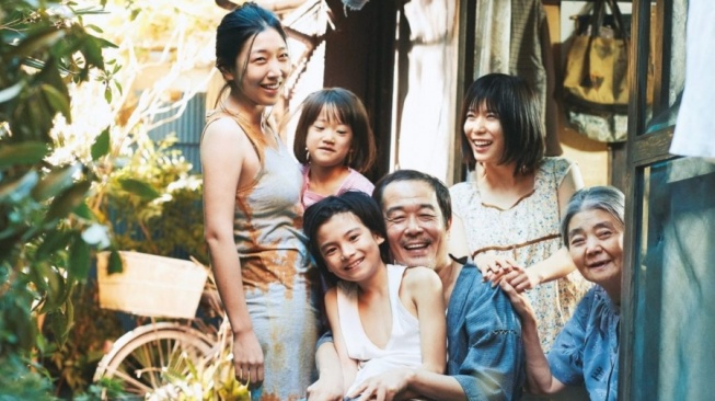 Review Shoplifters Keluarga Bukan Darah Daging yang Hangat